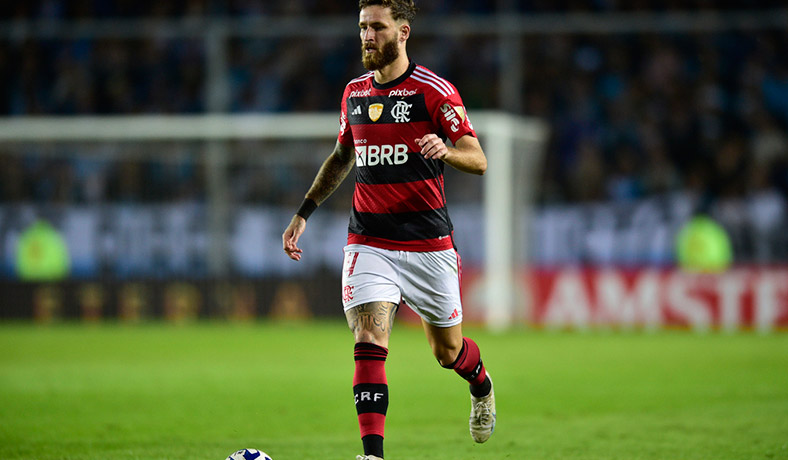 Leo Pereira de Flamengo en partido de Copa Libertadores
