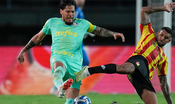 Gustavo Gomez rechaza un balon en partido de Palmeiras en la Libertadores