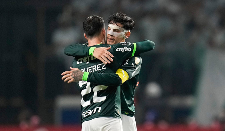 Gustavo Gomez abraza a Joaquin Piquerez tras un gol del Palmeiras