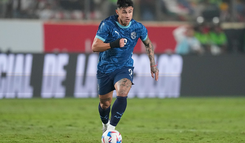 Adam Bareiro de Paraguay en amistoso contra Peru