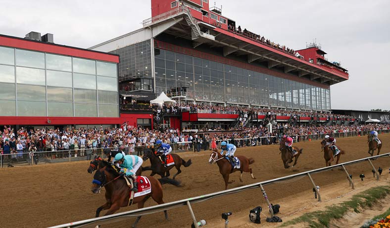National Treasure liderando el Preakness Stakes 2023
