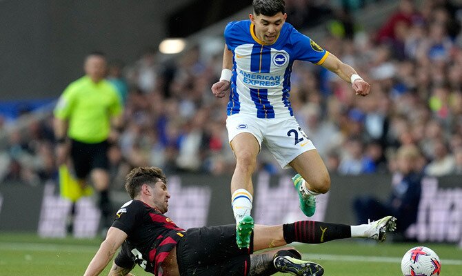 Julio Enciso de Brighton recibe una barrida de John Stones del Man City