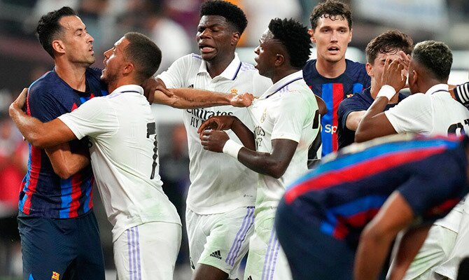 Sergio Busquets, Vinicius y Eden Hazard discuten en el Clasico Español