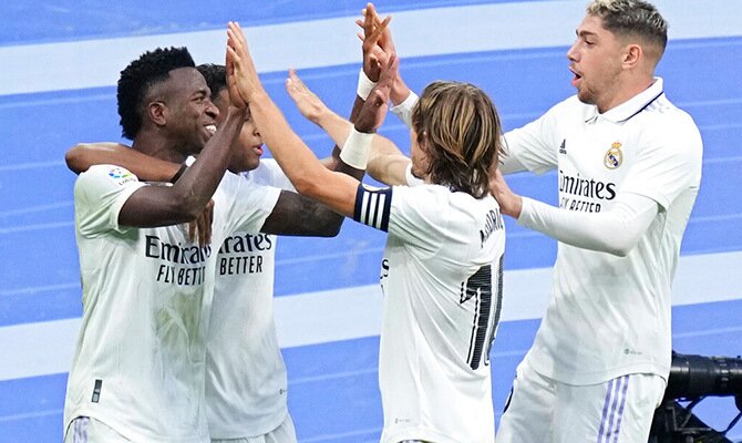 Futbolistas del Real Madrid celebran un gol en la Liga Española