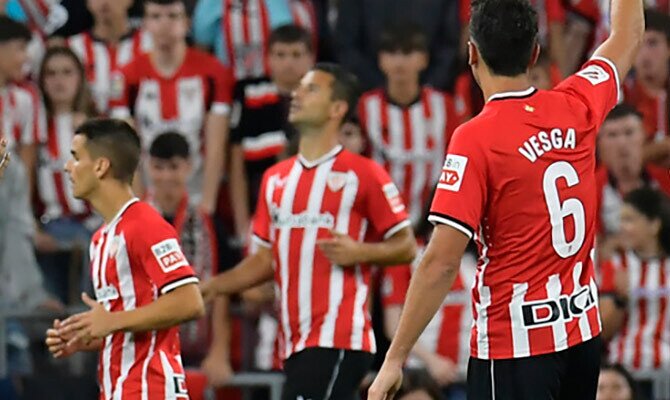 Jugadores del Athletic de Bilbao lamentan un gol recibido en LaLiga
