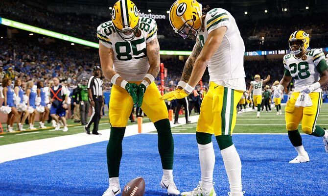 Tucker Kraft y Christian Watson festejan una anotación de Green Bay Packers