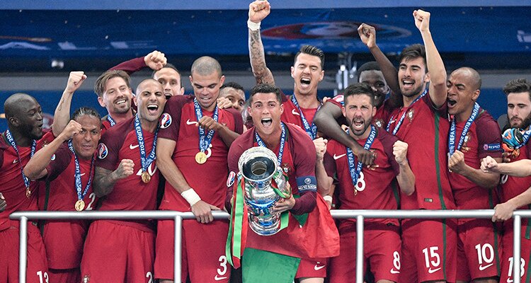 La selección de Portugal levanta el trofeo de la Euro 2016. Descubre toda la ayuda para apostar en la Euro 2020.