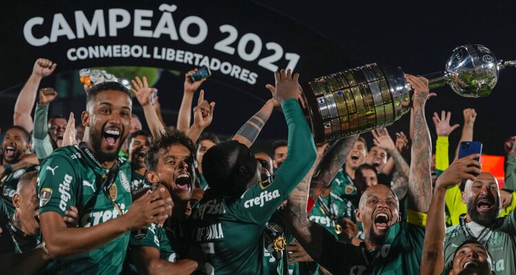 Varios jugadores de Palmeiras levantan el trofeo. Cuotas y favoritos de la Copa Libertadores 2022.