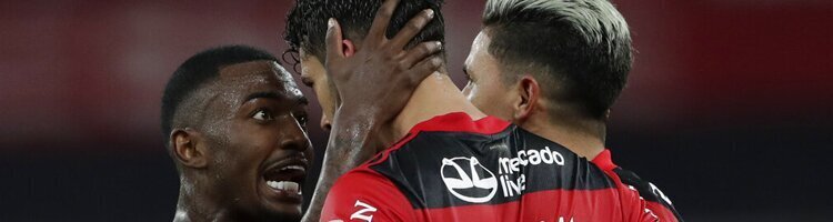 Jugadores de Flamengo abrazados. Descubre todos los secretos para apostar en la Copa Libertadores.