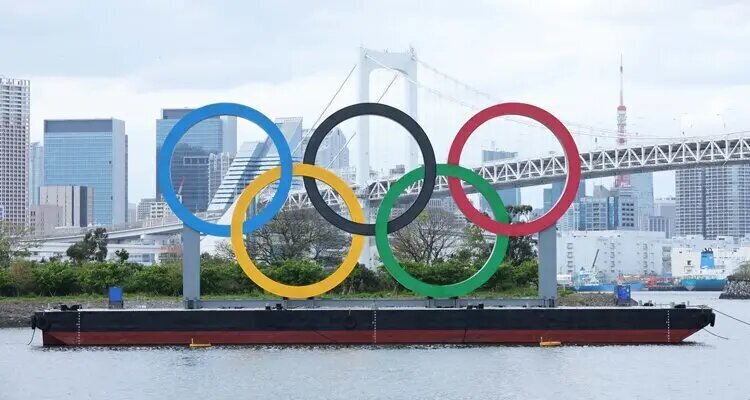 Tokyo con los Anillos Olímpicos en primera plana. Apuestas y cuotas Juegos Olímpicos 2020.